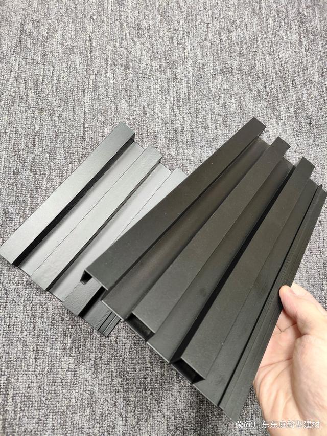 營業(yè)廳與營銷中心的木紋鋁單板裝飾 長(zhǎng)城板與波浪板的現(xiàn)代應(yīng)用